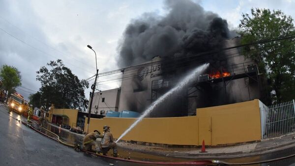 Bomberos tratan de evitar que el fuego afecte a otro depósito del TSJE