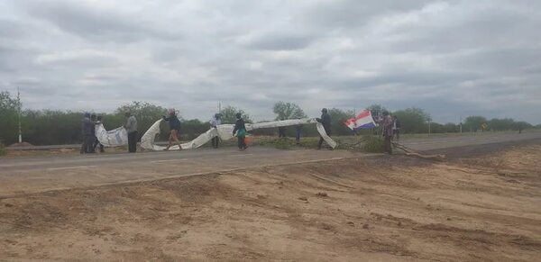 Nativos endurecen medida de fuerza y vuelven a cerrar la ruta Transchaco - Noticias del Chaco - ABC Color