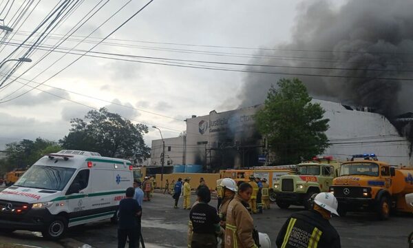 Bomberos Voluntarios siguen laburando en el edificio incendiado del TSJE, pero nada se sabe del desaparecido