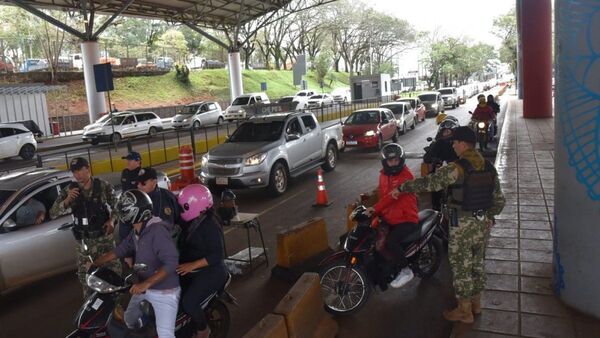 UIC fortalece controles en el Puente de la Amistad en lucha al contrabando