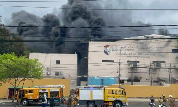 Bomberos encuentran un cadáver en el edificio siniestrado de la Justicia Electoral