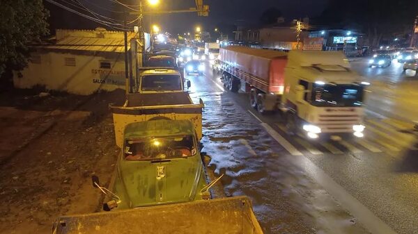 Camioneros “calentaron motores” con movilizaciones en Acceso Sur - Economía - ABC Color