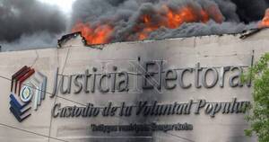 La Nación / Incendio de gran magnitud consume todo un bloque del TSJE