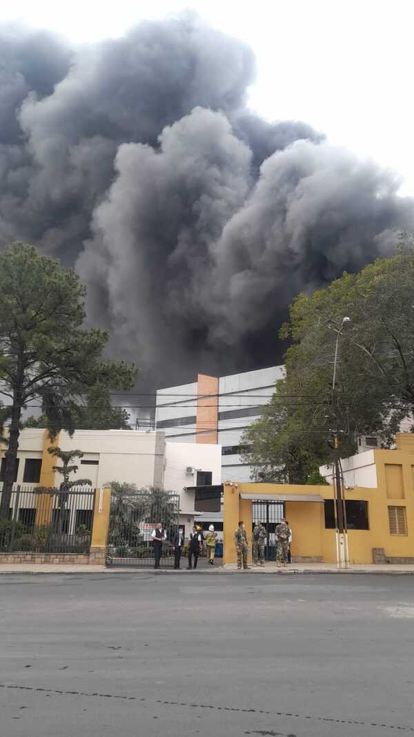 Voraz incendio en el TSJE dejó como saldo un fallecido y la pérdida de más de ocho mil máquinas de votación - trece