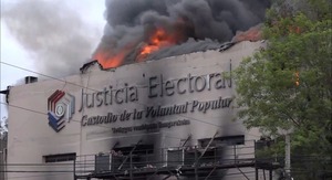 Feroz incendio en el TSJE: Tragedia dejó un muerto y 8.500 máquinas de votación destruidas - Unicanal