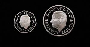 La Nación / Develan monedas con la efigie del rey Carlos III