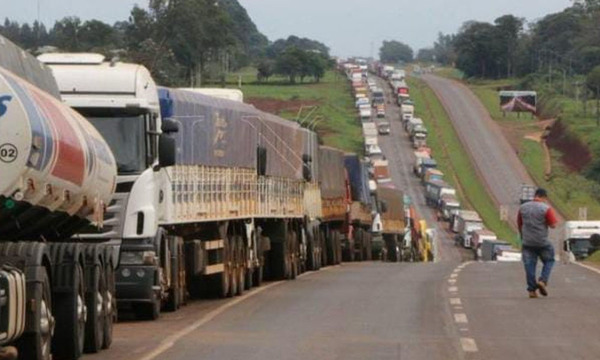 Camioneros ya se ubican en Asunción discretamente - OviedoPress