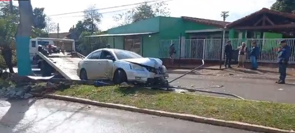 Maniobra indebida ocasiona violento accidente