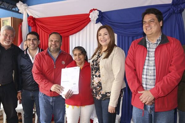 Gail González sigue entrega de más títulos de tierras en Caaguazú
