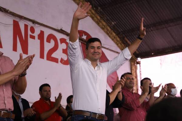 Crónica / Según politólogo, las encuestas ubican a Santi Peña muy por encima del resto