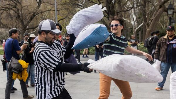 Organizan guerra de almohadas para combatir estrés