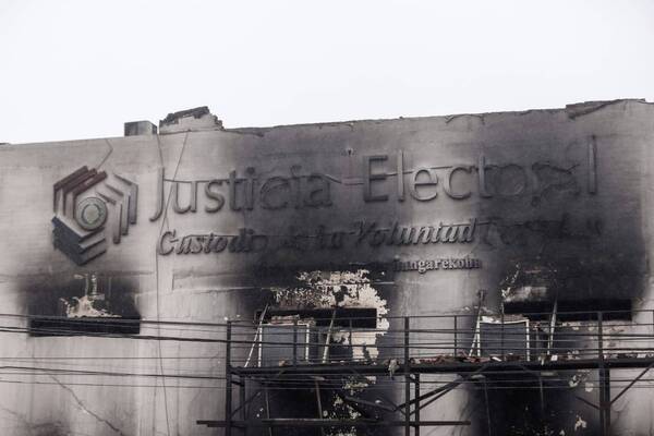 Crónica / Harán peritaje para saber si incendio fue intencional