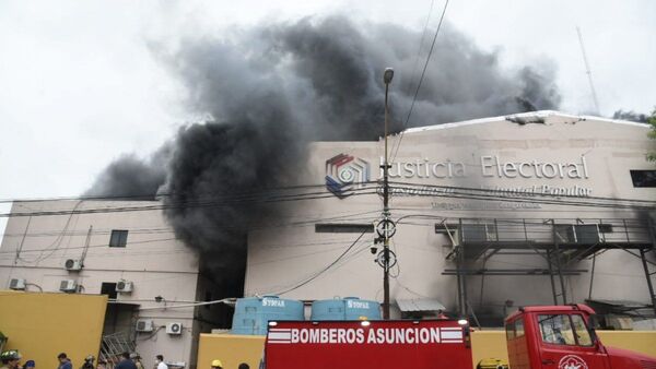 Reportan incendio en edificio de la Justicia Electoral