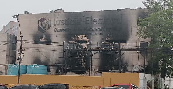 Bomberos continúan este viernes trabajos en sede del TSJE tras incendio