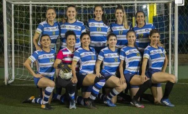 Crónica / [VIDEO] Doña de Ale Silva y Pipino Cuevas, ¡campeonas de fútbol!