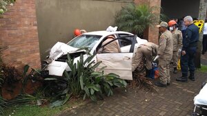 Ladrones hurtan un automóvil y luego chocan por un hotel durante la fuga - Radio Imperio