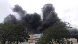 Confirman un muerto y 7.700 máquinas de votos quemadas en incendio del TSJE - Revista PLUS