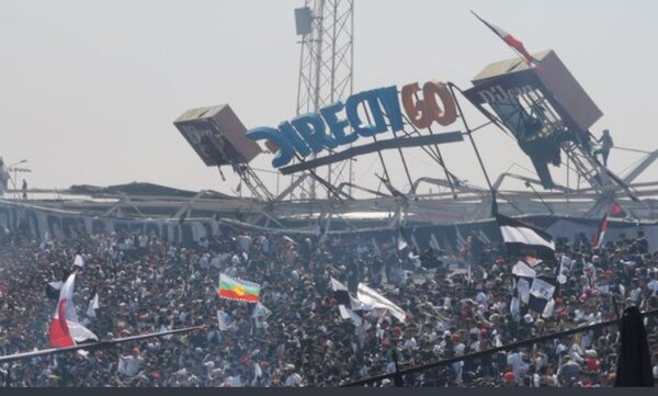 Susto en 'banderazo' de Colo Colo tras el colapso de un techo del Monumental