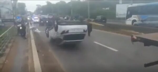 Video: arrastraron camioneta que volcó en accidente sobre ruta PY02 - Nacionales - ABC Color