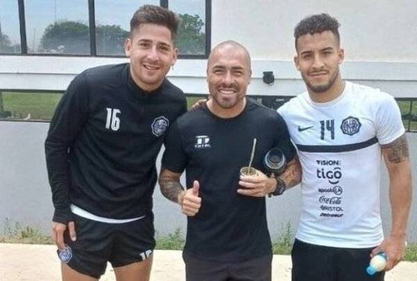 Crónica / Un excampeón con Olimpia visitó a los jugadores en la Villa