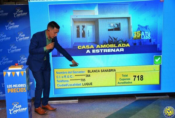 Afortunada cliente de San Cayetano ganó una casa de la promoción 35 años a tu lado •