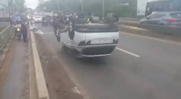 Crónica / [VÍDEO] Con grúas así… el vehículo accidentado terminó pidiendo “auxilio”
