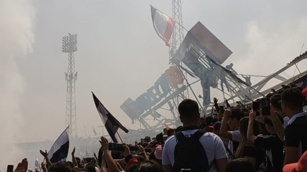 Estructura colapsa sobre hinchas en estadio de Colo-Colo