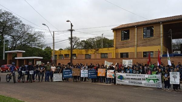 Marchan por el cuidado del medioambiente en Santa Rosa