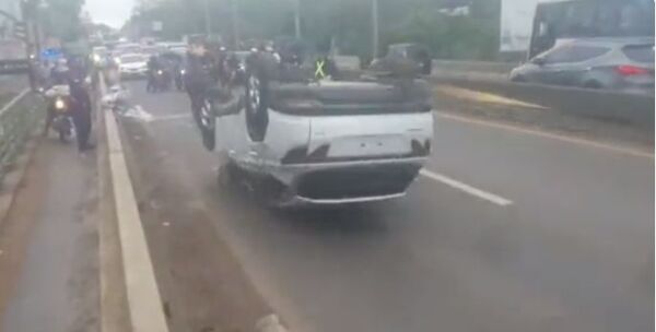 (VIDEO) Rarofilo traslado de una camioneta que volcó tras un accidente