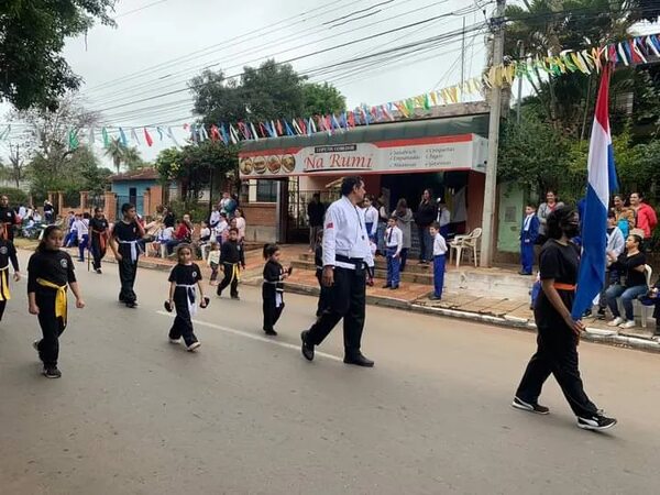 Caacupé: el barrio San Miguel celebró 40 años con un desfile estudiantil - Nacionales - ABC Color