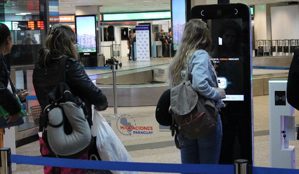 Diario HOY | Aeropuerto: habilitan terminales biométricas de auto registro migratorio