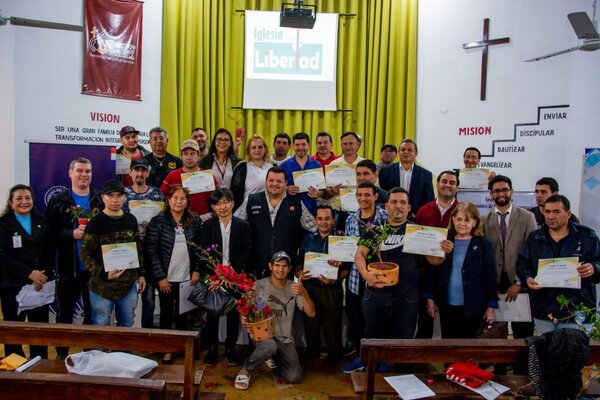 En Tacumbú, internos culminan taller sobre el arte del bonsái - trece