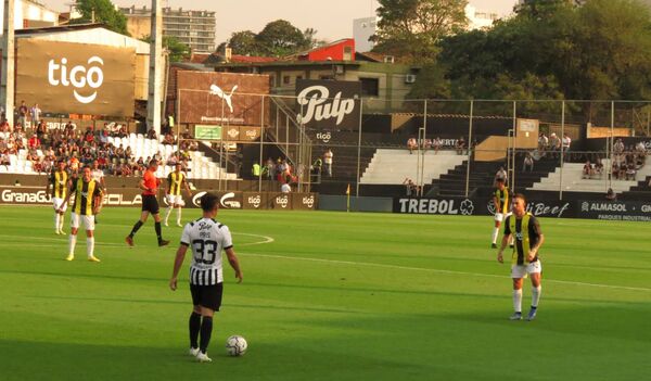 Libertad casi se come un bache y se frena en el campeonato - Informatepy.com