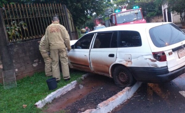 Perdió el control de su vehículo y chocó contra muralla