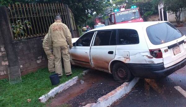 Crónica / Perdió el control de su auto y shiplé se fue a chocar por una muralla