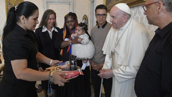 El papa recibió a la Mesa de Víctimas colombiana y escuchó testimonios