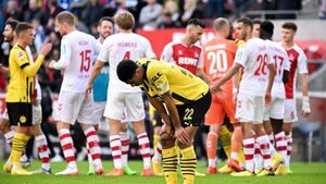 Dortmund sucumbe ante el Colonia en un partido de locos