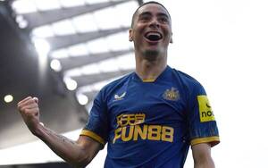 Crónica / [VIDEO] ¡Doblete y partidazo de Almirón en la goleada de Newcastle!