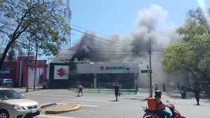 Se incendia local automotriz sobre Rca. Argentina | 1000 Noticias