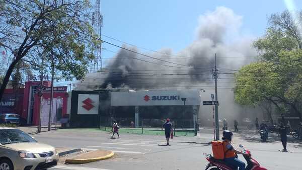 Se incendia local automotriz sobre Rca. Argentina | 1000 Noticias