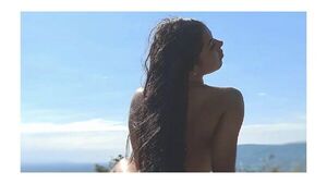 La modelo Janet Massa se desnudó en el cerro Yaguarón