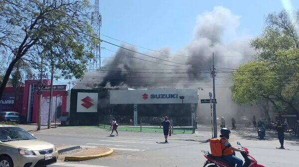Reportan gran incendio en una concesionaria de autos en Asunción - Policiales - ABC Color