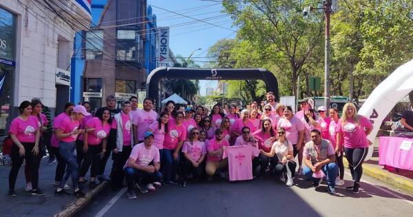 La Nación / Calle Palma se tiñó de rosa al arrancar el mes para concienciar sobre el cáncer de mama