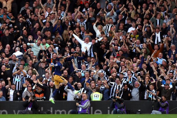 La leyenda de la Premier League que goza con Miguel Almirón