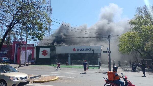 Incendio afecta a local de concesionaria en Asunción
