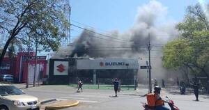 La Nación / Bomberos controlaron incendio en un local de venta de vehículos en Asunción
