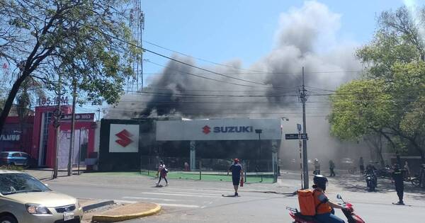 La Nación / Bomberos controlaron incendio en un local de venta de vehículos en Asunción