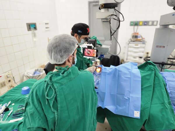Realizan trasplante de córneas en el Hospital de Clínicas - trece