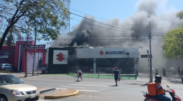 Asunción: Se incendia una concesionaria de vehículos