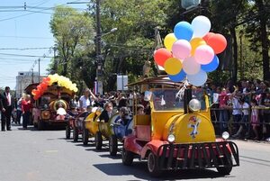 Multitudinaria convocatoria en desfile estudiantil de Luque que retornó tras la pandemia - Nacionales - ABC Color